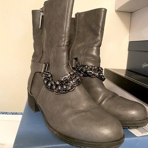 Vera Wang grey boots